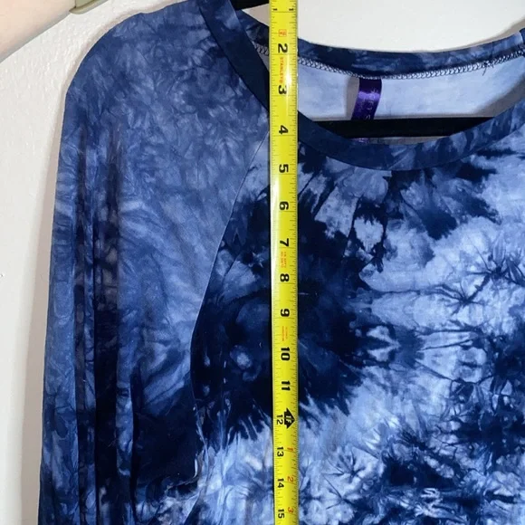 🪿Adorable shades of blue tie-dyed patterned long sleeved top! - Picture 3 of 6